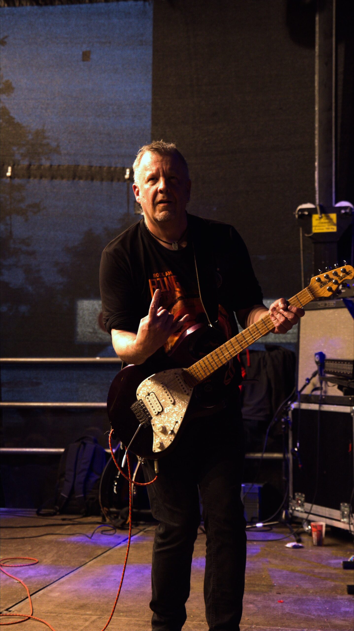 Andreas an der Gitarre
