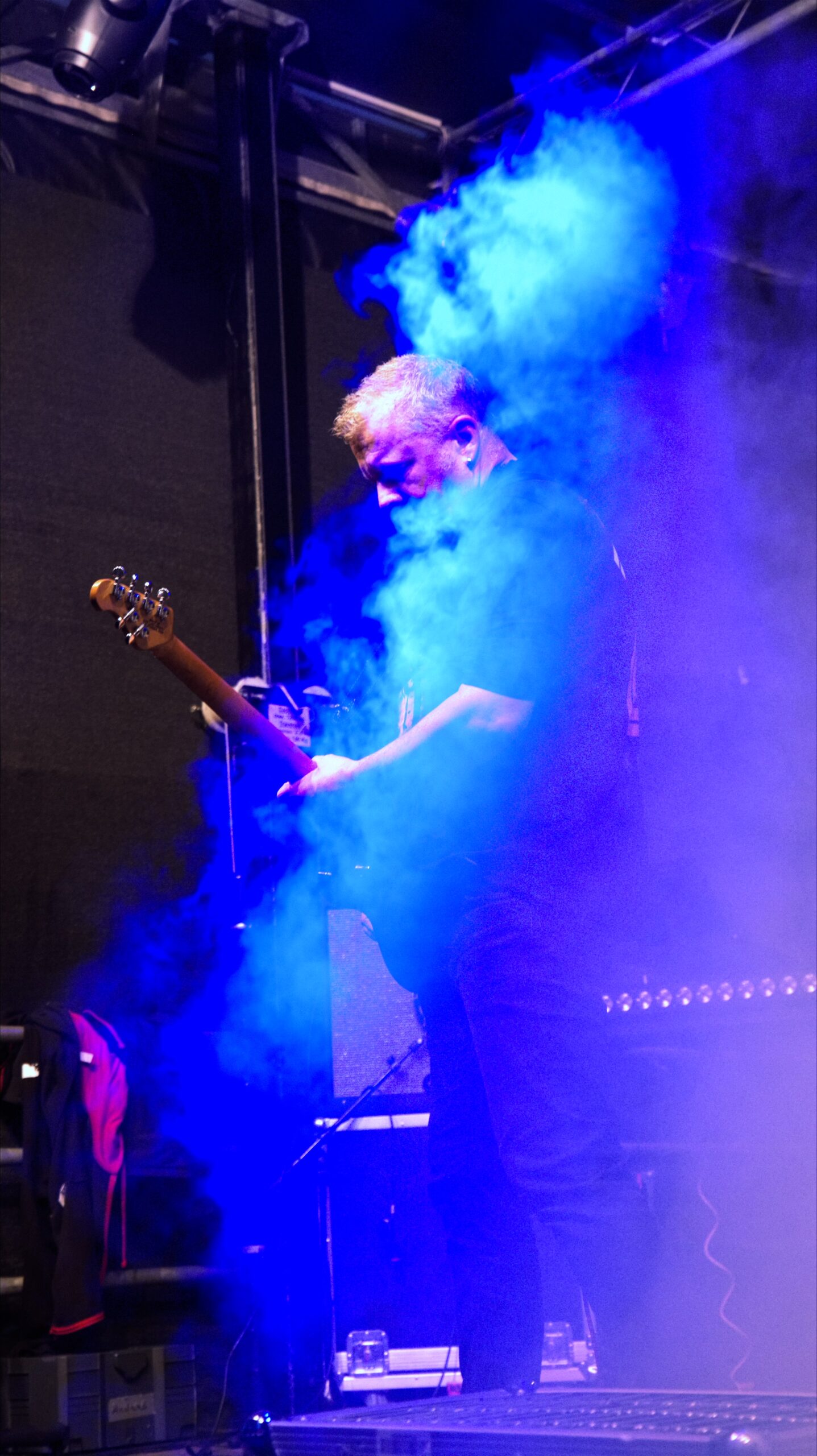 Gitarre im blauen Bühnennebel