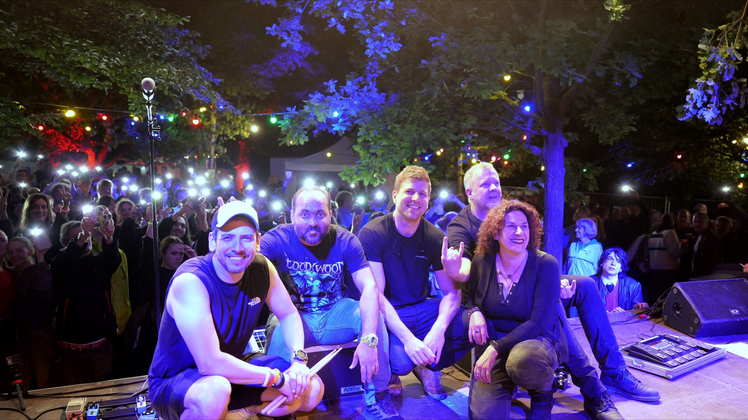 Liv Tailored gemeinsam mit dem Publikum nach dem Konzert