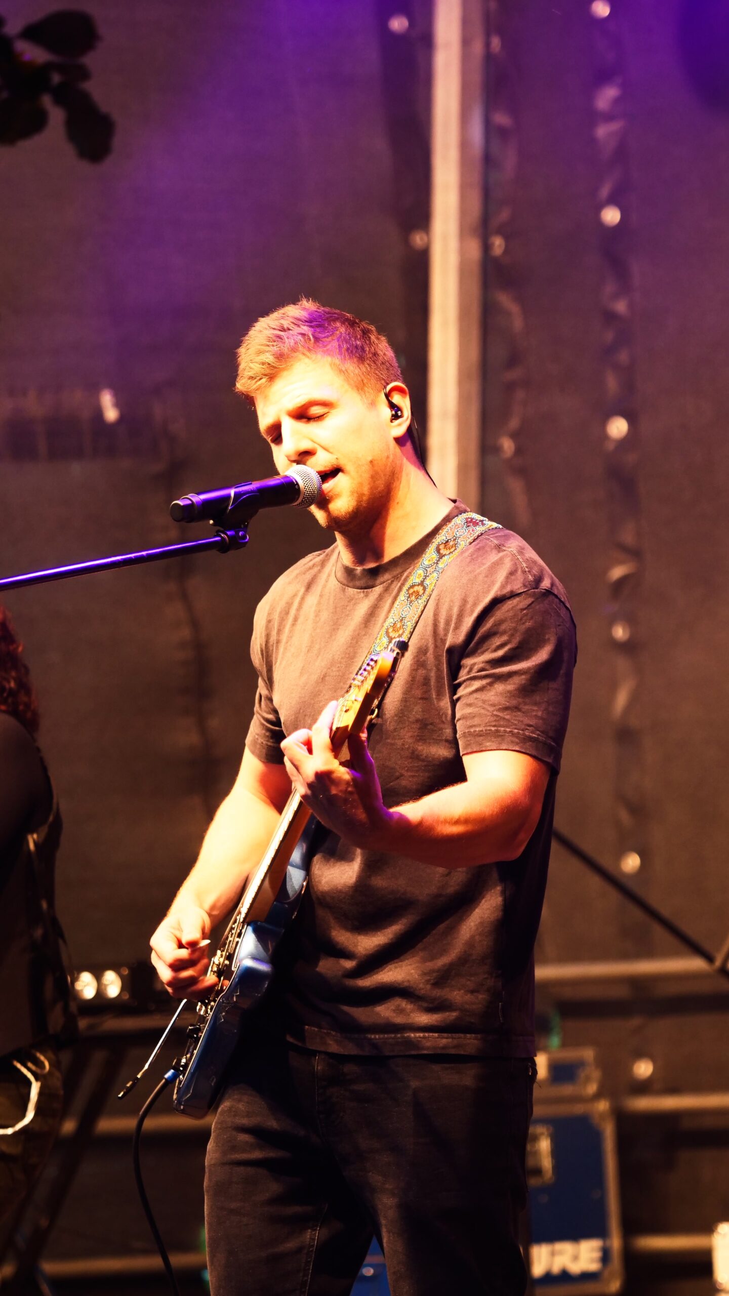 Freddy mit Gitarre und Gesang